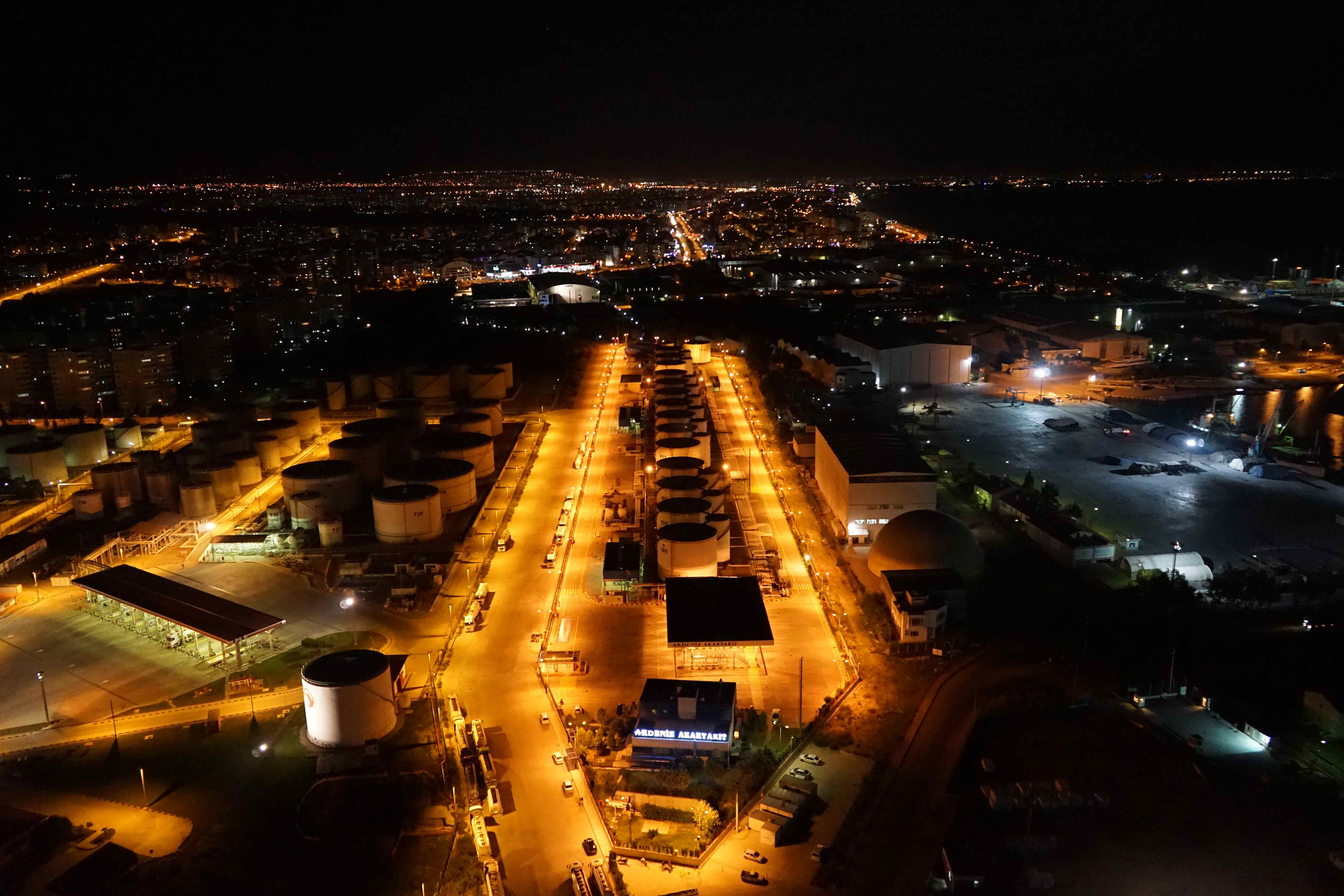 Akdeniz Akaryakıt Gece Görüntüsü